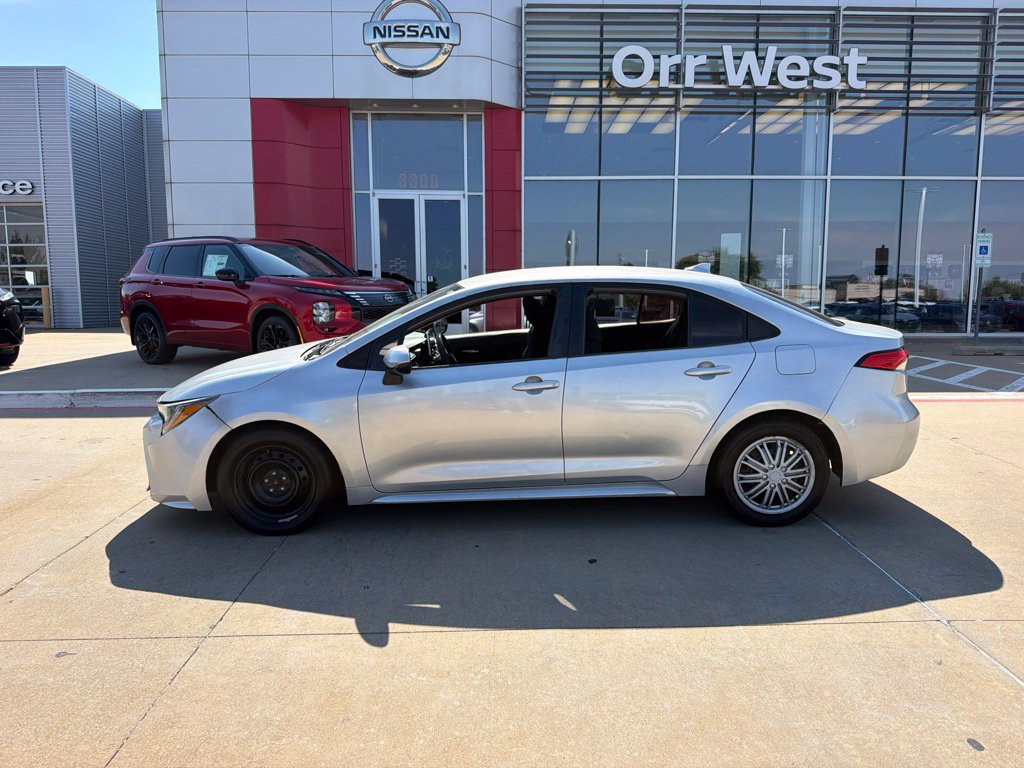 Used 2020 Toyota Corolla LE FWD image 2