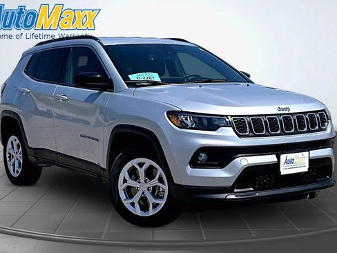 Used 2024 Jeep Compass Latitude w/ Convenience Group AWD/4WD image 3