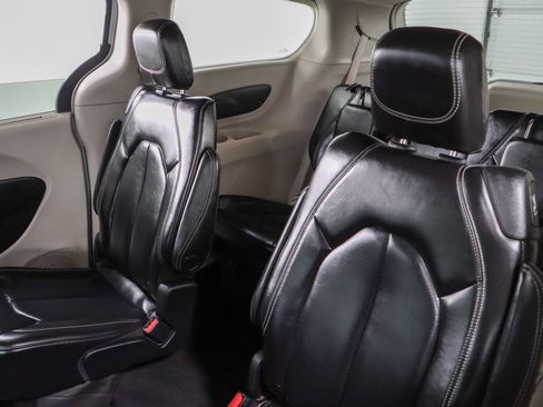 Used 2023 Chrysler Pacifica Touring-L FWD image 25