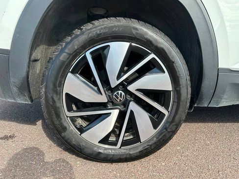Used 2024 Volkswagen Atlas SE AWD/4WD image 40