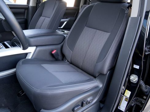 Used 2021 Nissan Titan SV w/ SV Convenience Package RWD image 6