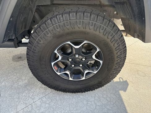 Used 2023 Jeep Gladiator Rubicon w/ Cold Weather Group image 13