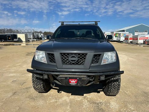 Used 2013 Nissan Frontier SV image 2
