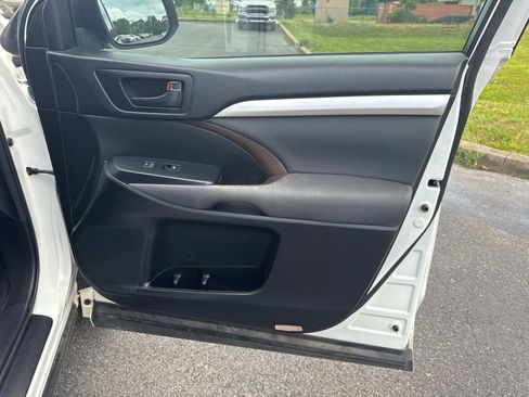 Used 2018 Toyota Highlander LE FWD image 26