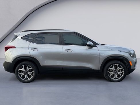 Used 2022 Kia Seltos EX image 2