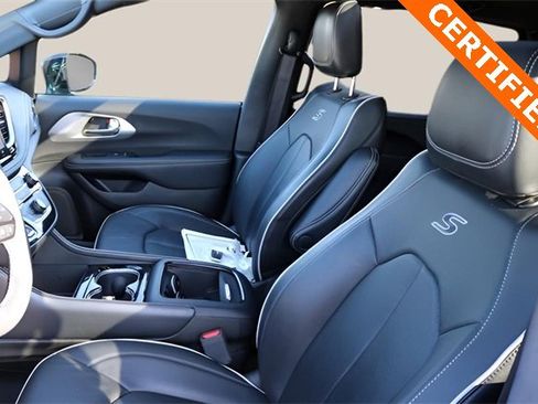 Used 2025 Chrysler Pacifica Limited image 13
