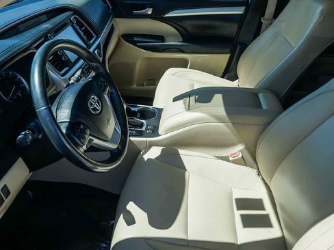 Used 2018 Toyota Highlander XLE w/ Carpet Mat Package (TMS) image 14