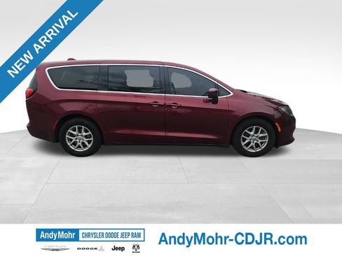 Used 2017 Chrysler Pacifica Touring FWD image 2