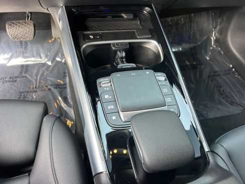 Used 2022 Mercedes-Benz EQB 300 4MATIC image 32