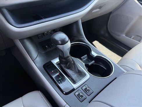 Used 2019 Toyota Highlander XLE FWD image 16