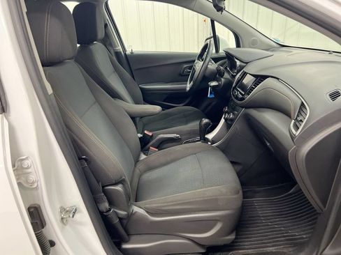 Used 2020 Chevrolet Trax LS AWD/4WD image 21