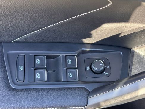 Used 2022 Volkswagen Tiguan SE R-Line image 24