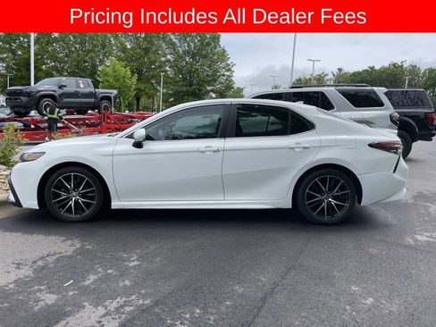 Used 2022 Toyota Camry SE FWD image 2
