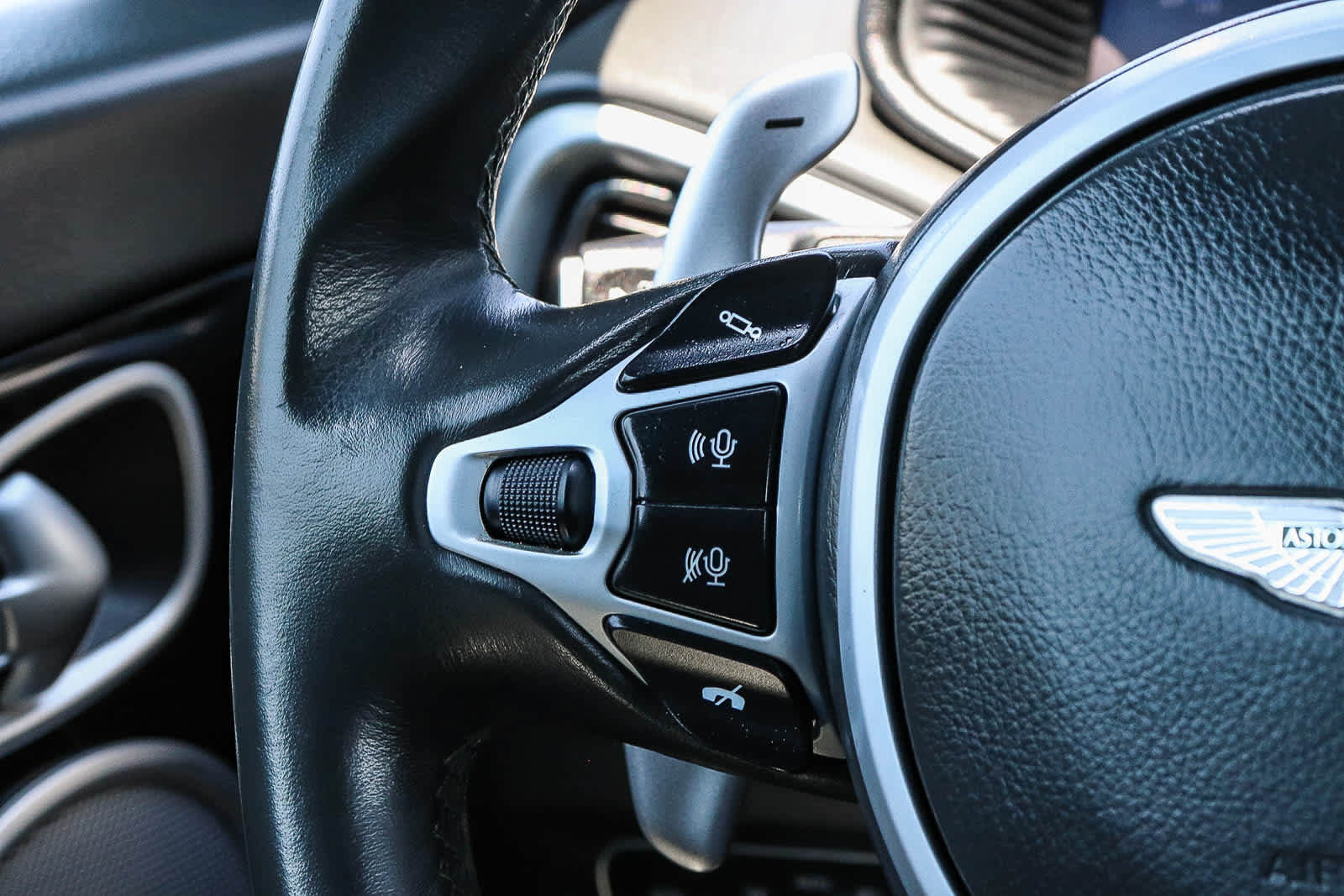 Used 2020 Aston Martin DB11 Coupe RWD image 21