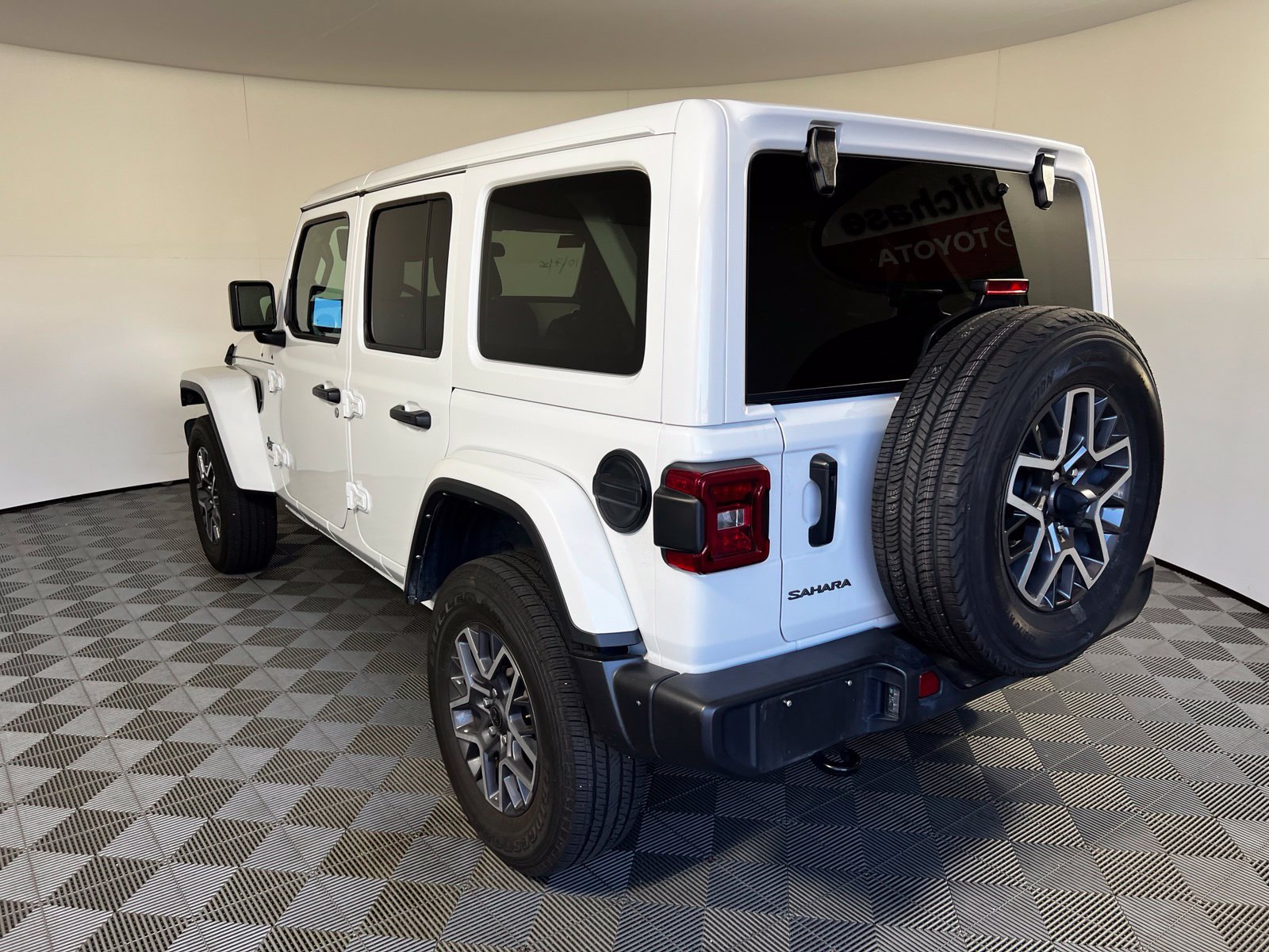 Used 2025 Jeep Wrangler Unlimited Sahara AWD/4WD image 7