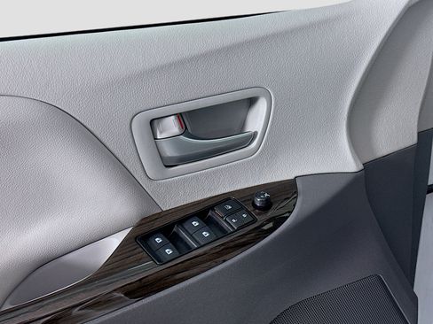 Used 2020 Toyota Sienna XLE FWD image 24