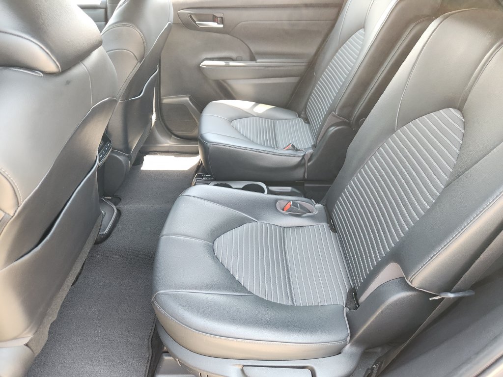 Used 2021 Toyota Highlander XSE FWD image 23