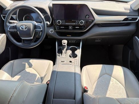 Used 2023 Toyota Highlander Bronze Edition FWD image 15