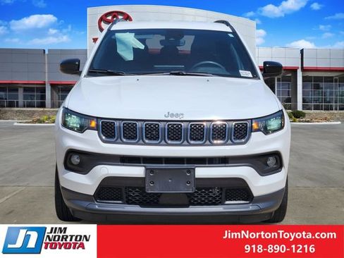 Used 2024 Jeep Compass Latitude AWD/4WD image 2