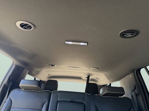 Used 2022 GMC Yukon XL SLT w/ SLT Luxury Package image 16