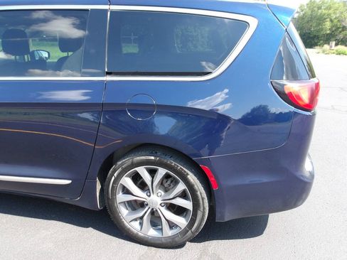 Used 2018 Chrysler Pacifica Limited FWD image 38