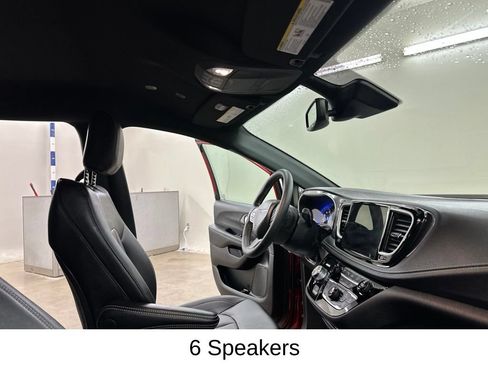 Used 2025 Chrysler Pacifica Select FWD image 21