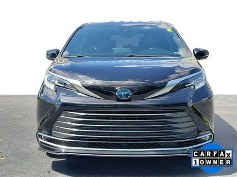 Used 2023 Toyota Sienna Limited FWD image 2