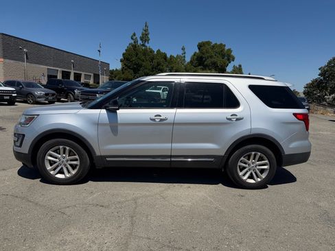 Used 2017 Ford Explorer XLT w/ Equipment Group 201A FWD image 2