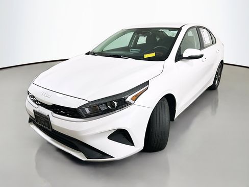 Used 2023 Kia Forte LXS w/ LXS Technology Package image 3