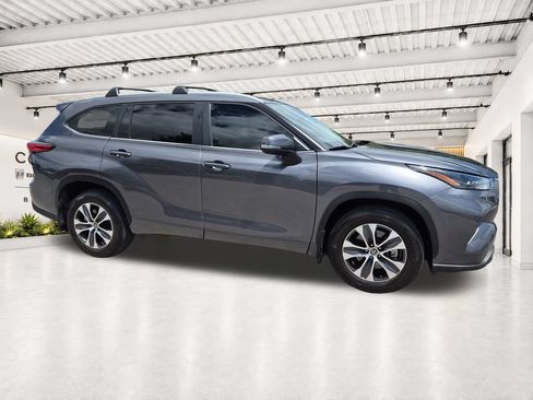 Used 2023 Toyota Highlander XLE AWD/4WD image 14