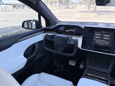 Used 2022 Tesla Model X image 58