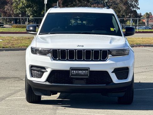 Used 2025 Jeep Grand Cherokee Laredo X RWD image 8