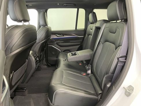 Used 2025 Jeep Grand Cherokee Overland AWD/4WD image 16