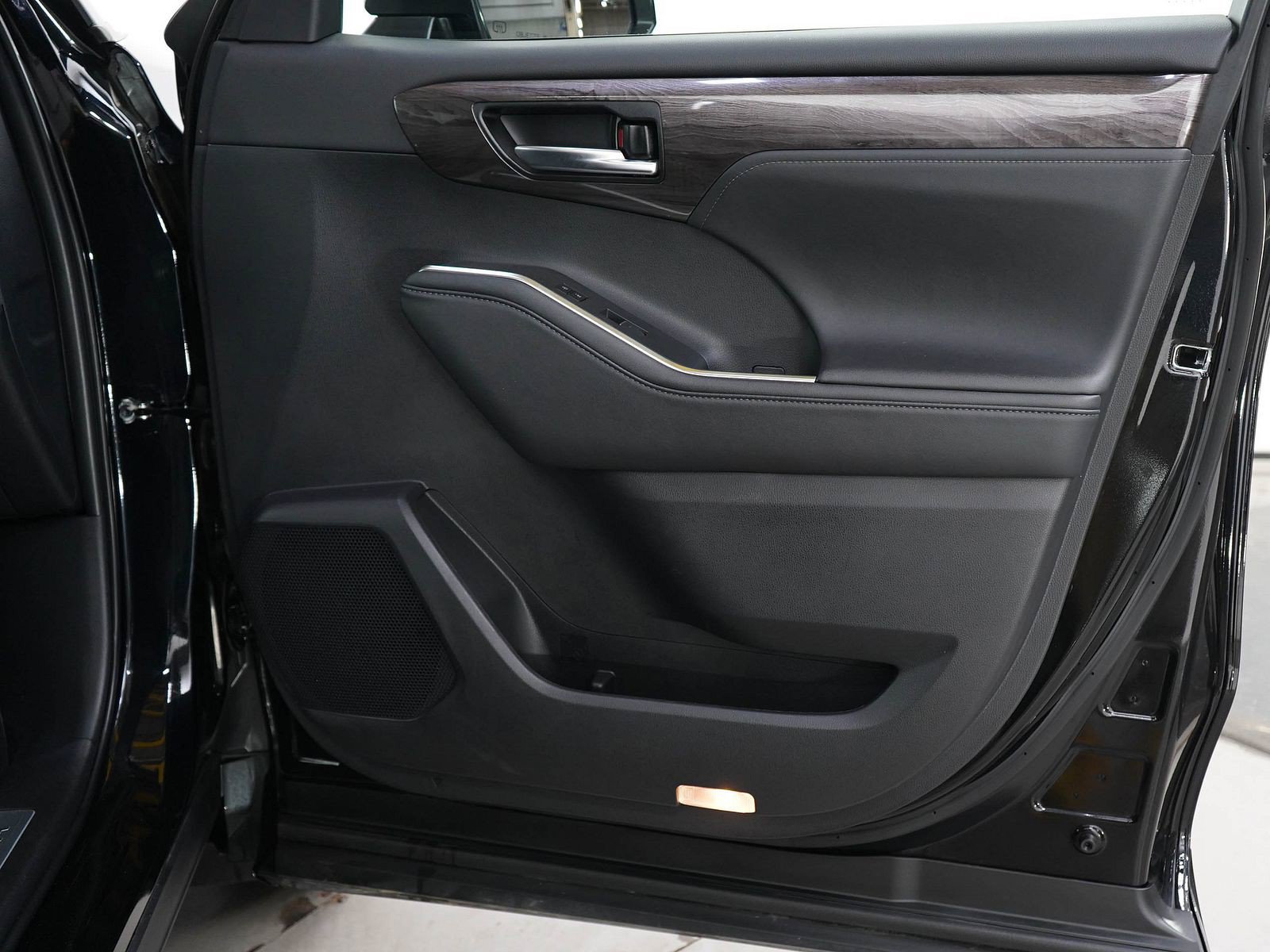 Used 2024 Toyota Highlander Limited AWD/4WD image 12