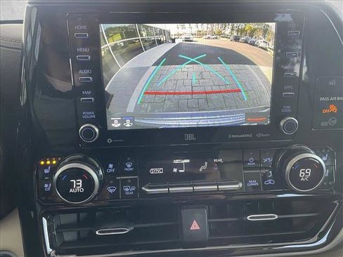 Used 2020 Toyota Highlander Limited image 16