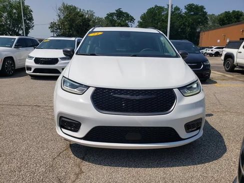 Used 2024 Chrysler Pacifica Touring-L w/ Road Tripper Package AWD/4WD image 9