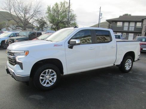 Used 2022 Chevrolet Silverado 1500 LT w/ Z71 Off-Road Package AWD/4WD image 3