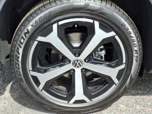 New 2025 Volkswagen Tiguan SE image 7