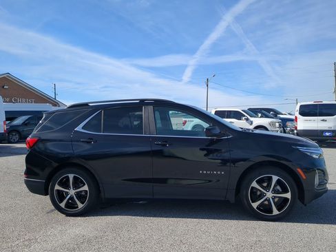 Used 2023 Chevrolet Equinox LT image 2