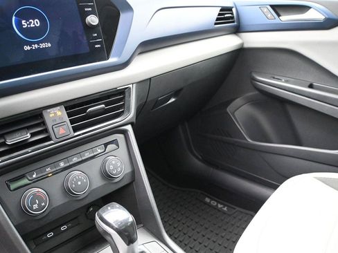 Certified 2022 Volkswagen Taos SE w/ Panoramic Sunroof Package FWD image 4