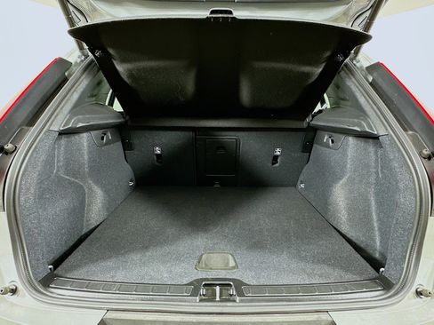 Used 2025 Volvo XC40 B5 Core image 29