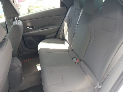 Used 2025 Hyundai Elantra SE FWD image 12