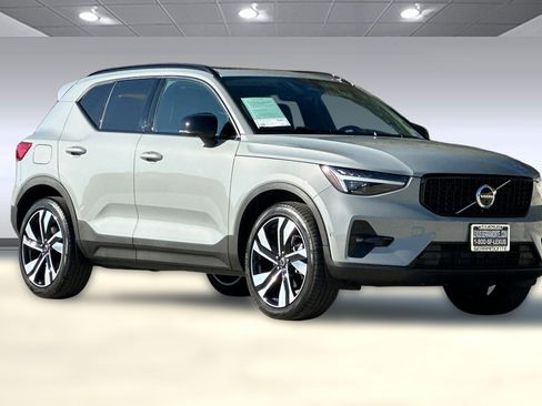 Used 2025 Volvo XC40 B5 Ultra w/ Climate Package image 6