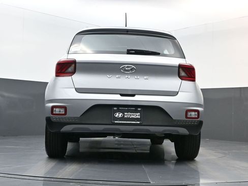 Certified 2025 Hyundai Venue SEL image 18