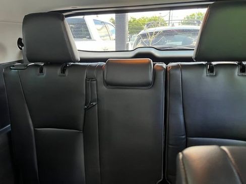 Used 2022 Toyota Highlander XLE AWD/4WD image 8