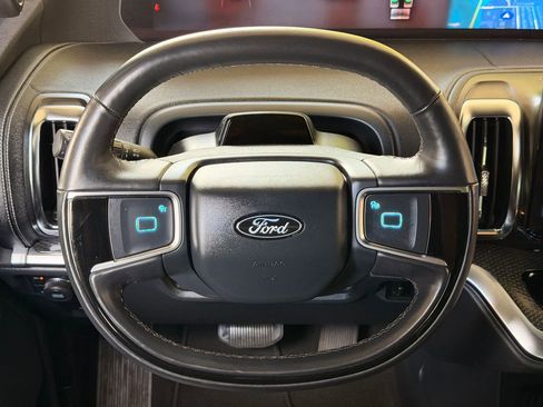 Used 2025 Ford Expedition Platinum w/ Stealth Appearance Package AWD/4WD image 4