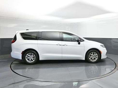 Used 2025 Chrysler Pacifica Select FWD image 15