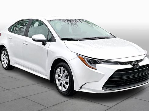 Used 2025 Toyota Corolla LE image 3