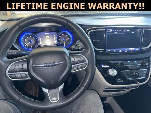 Certified 2024 Chrysler Pacifica Touring-L FWD image 4