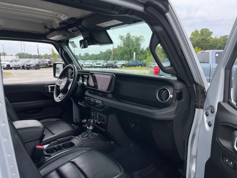 Used 2024 Jeep Wrangler Unlimited Sahara w/ Technology Group AWD/4WD image 35